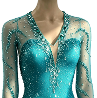 Robe de patinage artistique vert sarcelle, col en V, manches longues en maille, dos ouvert croisé, jupe entièrement ornée de strass pour adultes et enfants