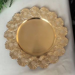Venta al por mayor <span class=keywords><strong>de</strong></span> fábrica: <span class=keywords><strong>Platos</strong></span> <span class=keywords><strong>de</strong></span> plástico dorados <span class=keywords><strong>de</strong></span> 13 pulgadas con diseño <span class=keywords><strong>de</strong></span> flor <span class=keywords><strong>de</strong></span> coral para bodas y banquetes (para colocar debajo del plato) - Product Image 3