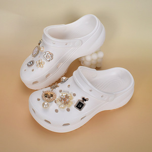 Sabots blancs pour femmes avec perles et strass, semelle épaisse, sandales respirantes en EVA, bout fermé, pantoufles d'été - Product Image 1