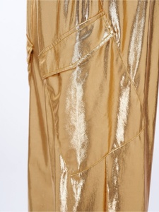 Pantalon cargo métallisé pour femme, effet liquide, coupe jogger, brillant, taille haute, poches, style streetwear holographique, pour la danse et les soirées. - Product Image 5