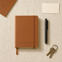 Carnet de notes A6 personnalisé en cuir végétalien rigide, ligné, avec logo gaufré à sec, élastique et poche arrière pour mémos quotidiens