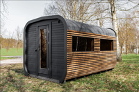 Runde Mobile Sauna-Kabine |   Verkohlte Holzverkleidung, Asphaltschindeldach & Holzofen-Schornstein |   Für 4-6 Personen geeignet