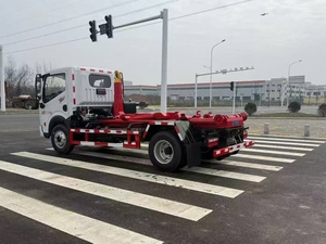 Camión de Basura Dongfeng 4x2 <span class=keywords><strong>con</strong></span> <span class=keywords><strong>Gancho</strong></span> Elevador, Contenedor de 5 Toneladas, Brazo para Contenedores de Basura, para Recolección de Residuos Sanitarios Municipales - Product Image 3