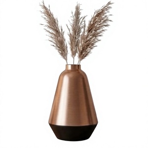 Vase en cuivre fait main avec base noire, forme géométrique conique, décoration de table pour herbe de la pampa séchée - Product Image 4
