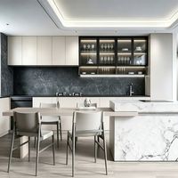 Italienische Minimalistische Cremefarbene Küchenschränke mit Integrierter Marmorinsel Esstisch Luxuriöse Maßgefertigte Modulare Villenmöbel