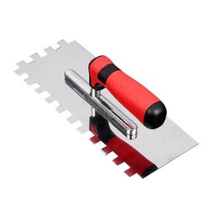 Spatule à plâtrer à lame dentée avec manche en caoutchouc rouge et manche en bois pour la pose <span class=keywords><strong>de</strong></span> carreaux - Product Image 2