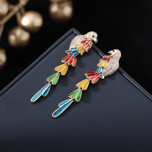 <span class=keywords><strong>Orecchini</strong></span> in Stile Bohémien <span class=keywords><strong>con</strong></span> Design Unico, Piume Colorate di Piccoli Uccelli e <span class=keywords><strong>Orecchini</strong></span> Pendenti a Forma di Pappagallo <span class=keywords><strong>con</strong></span> Smalto Colorato - Product Image 2