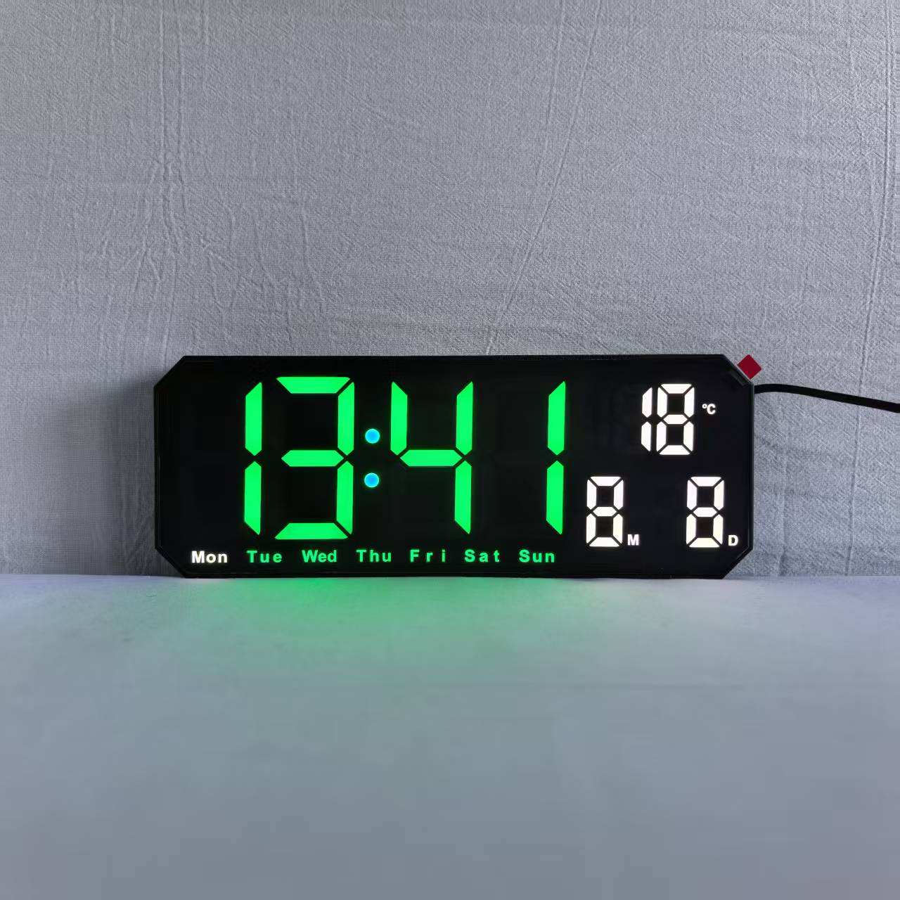 เปลือกสีดำพร้อมแสงสีเขียวขาว