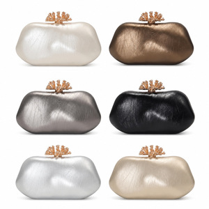 Sac de soirée rigide texturé métallique avec logo personnalisé, strass <span class=keywords><strong>corail</strong></span> et fermoir, sac à main pour femme, multicolore, vente en gros, sac cadeau de <span class=keywords><strong>mariage</strong></span> - Product Image 1