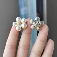 Broches tendance personnalisées en alliage de 22 mm avec perles, fleurs et strass, breloques en cristal plaqué or, embellissements pour DIY, fêtes et mariages