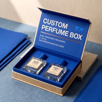 Boîte à parfum rigide de luxe sur mesure, style livre blanc magnétique, double présentoir pour emballage de parfum personnalisé