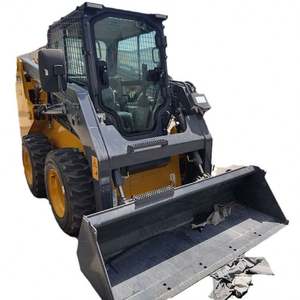 รถตักน้ำตาล Cam Ec O s P100 พร้อมรถตักล้อยาง Jc B 1x และรถแทรกเตอร์ตักดินแบบ Skid Steer Loader พร้อมที่ตักด้านหน้าและรถขุดด้านหลัง - Product Image 4