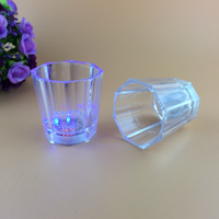 Verres à shot en plastique LED clignotants, vente en gros, 2 oz, verres à shot lumineux, gobelets LED clignotants pour fournitures de fête, mariage, bar