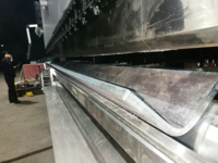 Presse plieuse CNC entièrement automatique en tandem (liage de 2 machines) |   Système et tonnage personnalisables pour le pliage de métaux lourds