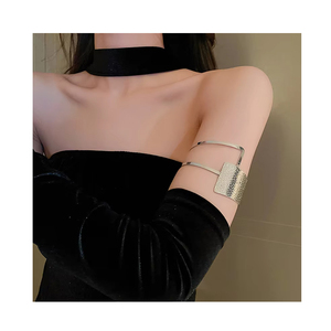 Ensemble de manchettes et bracelets pour le bras supérieur en métal argenté et bicolore, avec motif cœur géométrique abstrait en relief |   Élégant bracelet de bras en argent gaufré D - Product Image 1