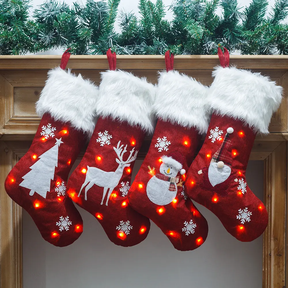 Calcetines de algodón de alta calidad con bordado de lino rojo, calcetín de Navidad personalizado con luz LED, bolsa de regalo, venta al por mayor