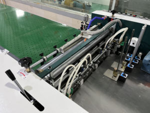 Cubierta de libro automática Caja de papel rígido Alimentación <span class=keywords><strong>Pegar</strong></span> Alimentador Máquina encoladora Caja de cartón Máquina encoladora de papel de fusión en caliente - Product Image 2