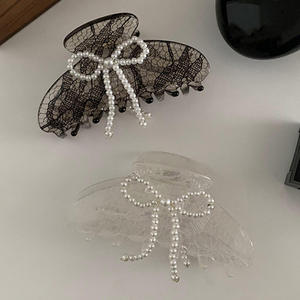 Pince à cheveux moyenne en acétate avec nœud perlé et motif en dentelle, style griffe de requin - Product Image 2