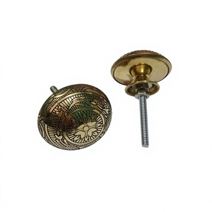 Boutons de porte de commode en laiton et résine acrylique lucite faits à la main de haute qualité, design moderne pour meubles de chambre et de salle de bain - Product Image 2