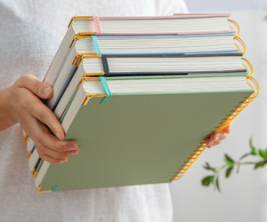 Carnet à spirales avec couverture en cuir rigide de 300 pages, papier de qualité supérieure et coins protégés en or pour l'écriture et la planification - Product Image 1