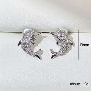 Piccoli orecchini a forma di delfino per donna, gioielli minimalisti e alla moda per le orecchie - Product Image 5
