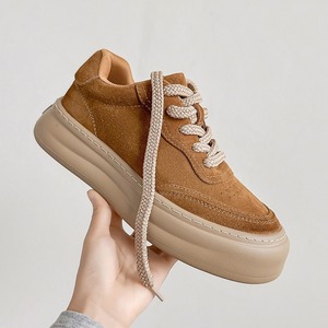 Chaussures pour hommes Printemps 2026 : Nouvelle collection de baskets décontractées en cuir suédé marron, style rétro, à talon épais et semelle compensée, très tendance - Product Image 2