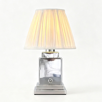 Lampe de bureau contemporaine électro-plaquée, base carrée en métal, abat-jour plissé, rechargeable par DC, lampe de table décorative pour hôtel, bureau