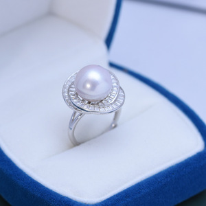 Bague ouverte réglable en perle d'eau douce ronde de 11-12 mm, violet et blanc Edison, pour femme, avec de légères imperfections et un fort éclat - Product Image 5