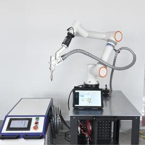 Machine de soudage, nettoyage et découpe au laser à fibre portative, collaborative et automatique à 6 axes, avec refroidissement par eau et moteur laser - Product Image 3