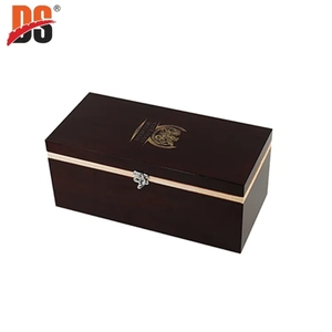 Boîte à vin rectangulaire en bois d'érable massif, fabriquée à la main, personnalisable, de luxe, avec finition laquée brillante et logo. - Product Image 5