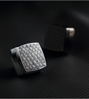 Diffuseur de parfum de luxe moderne en forme carrée pour voiture, fixation sur grille d'aération, en alliage d'aluminium avec finition cuir, désodorisant minimaliste pour l'intérieur de la voiture