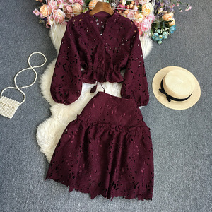 Conjunto de 2 piezas casual de moda para mujer: Camisa de manga larga de color liso con encaje, cuello alto y lazo en la cintura, y falda tipo A con diseño hueco. - Product Image 4