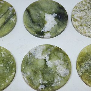 Venta al por mayor de piezas redondas de jade Xiuyan [boho] de gran demanda, cristal, atracción de la riqueza, piedra decorativa, virutas de piedra en bruto talladas - Product Image 4