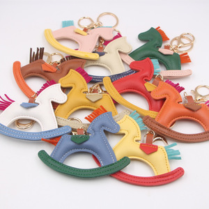 Llavero de Cuero Hecho a Mano con Diseño de Caballito de Juguete, Joyería Animal para Bolsos y Accesorios de Coche - Product Image 1