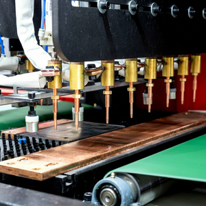 เครื่องเชื่อมจุด CNC สีแดง แบบอัตโนมัติ ใช้ลมนิวเมติก สำหรับงานเชื่อมแผ่นโลหะ รุ่นใหม่ - Product Image 1