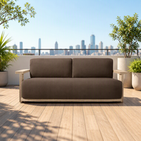 Ensemble de chaises longues d'extérieur modernes en bois massif, sièges profonds incurvés, mobilier de patio résistant aux intempéries, coussins marron, pour jardin, villa, complexe hôtelier