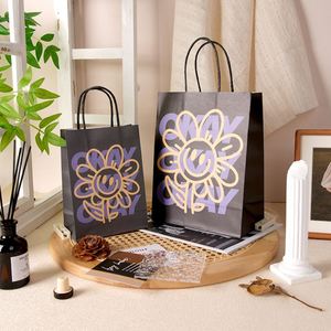 Sacs en papier kraft noir personnalisés avec logo imprimé, pour l'emballage alimentaire et le shopping, avec poignée - Product Image 1