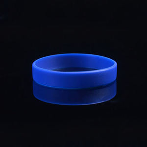 Bracelets personnalisés en silicone mince Bracelets vierges promotionnels en caoutchouc personnalisés avec logo imprimé pour les événements - Product Image 6