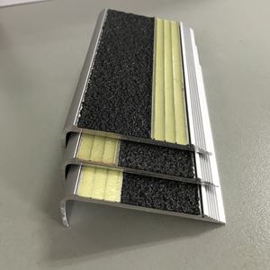 Profili per Gradini Fotoluminescenti, Strisce Antiscivolo in Alluminio che si Illuminano al Buio, Bordi per Scale con Abrasivo al Carburo di Silicio Luminosi - Product Image 1