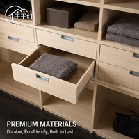 Dressing sur mesure avec étagères ouvertes, tiroirs, tringles de suspension et éclairage LED pour projets hôteliers, villas et appartements