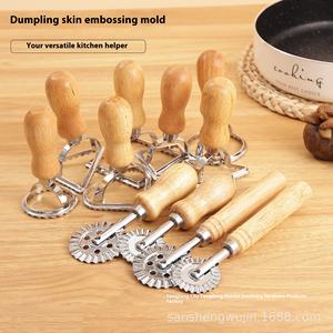 Moule à biscuits de Noël d'origine du fabricant Coupeur de gâteau Couteau à rouleau Ustensiles de cuisson en métal pour la cuisson des vacances - Product Image 1