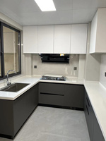 Aparador Esquinero Moderno y Minimalista en Gris con Puertas y Cajones sin Tiradores para Almacenamiento en Apartamentos