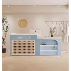 Yicheng Beauty Bureau de réception moderne et durable <span class=keywords><strong>Comptoir</strong></span> de réception en bois clair pour <span class=keywords><strong>boutique</strong></span> à des prix abordables - Product Image 1