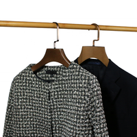 En stock, Cintre en bois vintage à logo personnalisé, à épaules larges, avec crochet métallique bronze, pour rangement domestique