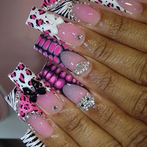 Vente en gros de faux ongles de luxe faits à la main en acrylique, forme carrée et cercueil, longs, couvrance totale 3D, French manucure, motifs papillon/étoile - Product Image 1