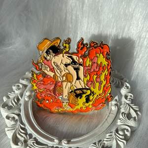 Venta al por mayor de esmalte suave mexicano solapa Pino Anime Pin una pieza puño de <span class=keywords><strong>fuego</strong></span> Ace esmalte Pin - Product Image 2