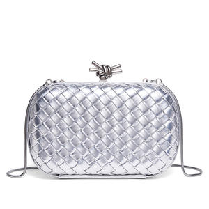 <span class=keywords><strong>Ultime</strong></span> <span class=keywords><strong>Tendenze</strong></span> Moda 2025 Pochette Metallica Dorata da Donna per Feste di Matrimonio Borsa da Sera Popolare da Donna con Catene - Product Image 3