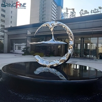 Sculpture abstraite moderne circulaire en acier inoxydable 304 poli 3D pour extérieur avec motif anneau et montagne
