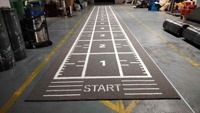 Piste de course de fitness en gazon artificiel personnalisé noir rouge gris de nouvelle génération pour traîneau à pousser