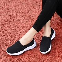 Chaussures de sport décontractées légères et respirantes pour femmes, en maille, pour le printemps et l'été, mocassins à enfiler pour personnes d'âge moyen et âgées